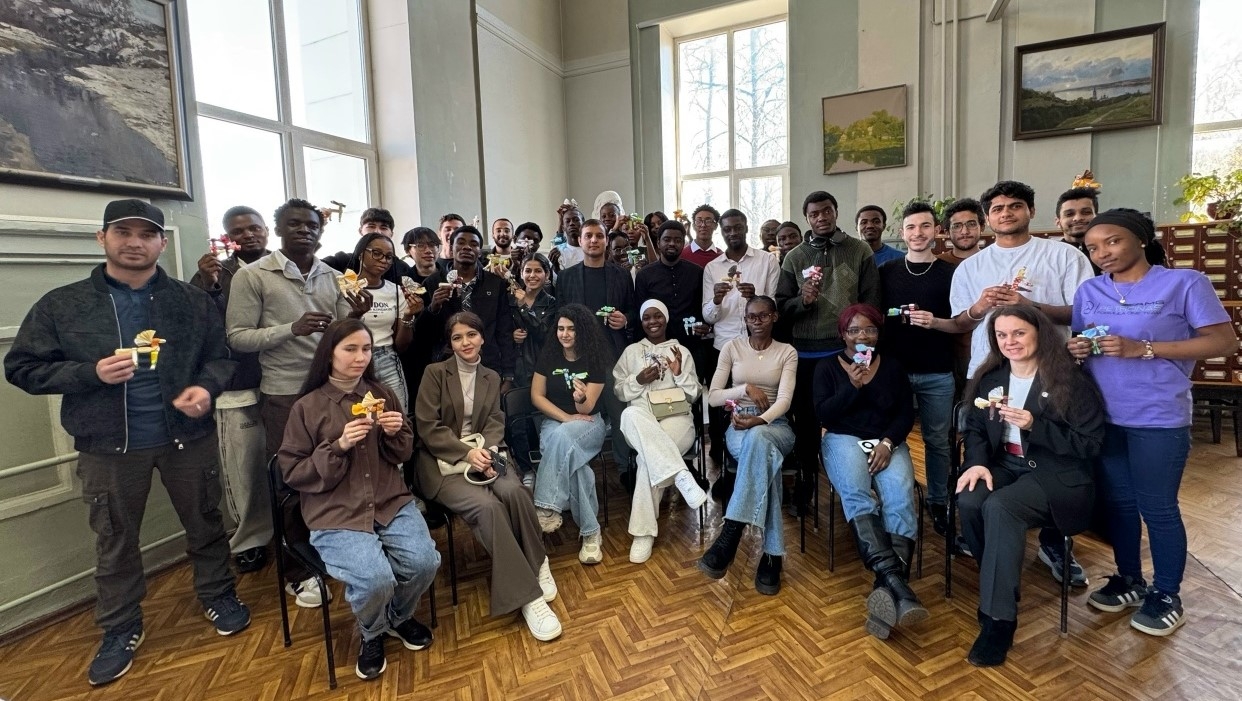 Иностранные студенты и преподаватели ИвГМУ отмечены наградами на конференции «Мир без границ»