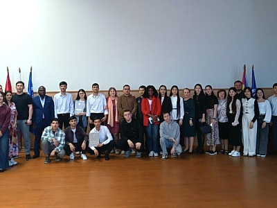 Иностранные студенты и преподаватели ИвГМУ отмечены наградами на конференции «Мир без границ»